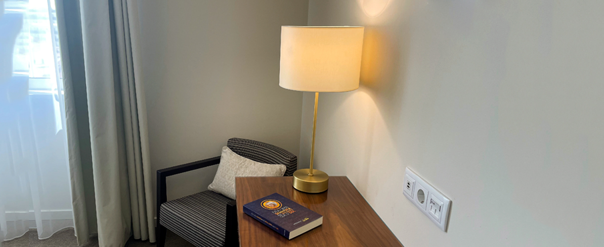 quarto1_candeeiro_livro